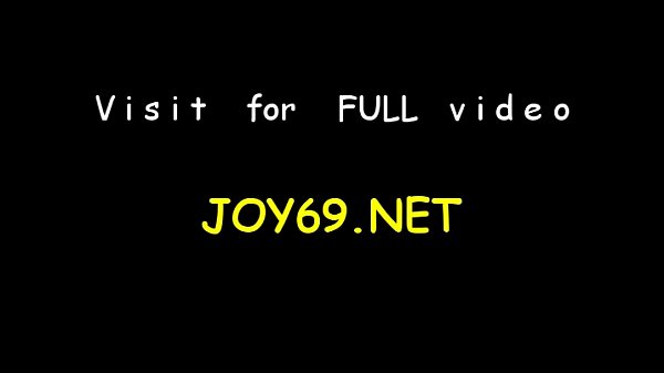 Gal esfrega a buceta em uma ação solo