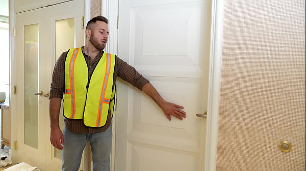 SHOWERBAIT Tech Guy obtiene el culo lleno de polla en la ducha