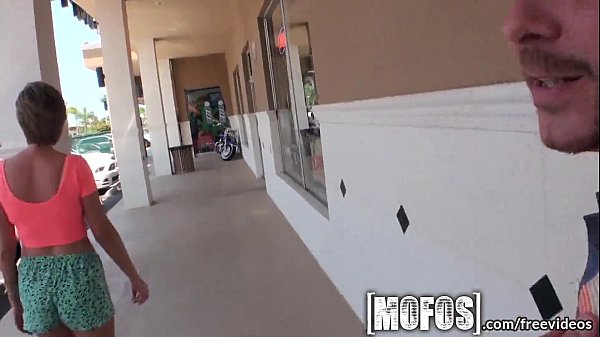 有吸引力的青少年女孩在青少年中挑逗